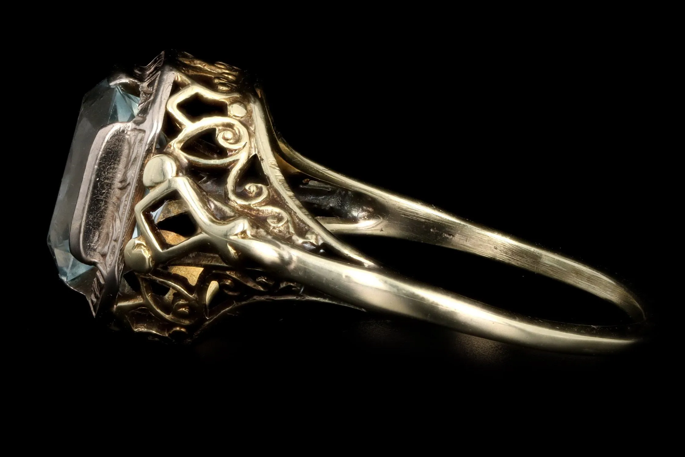 Art Deco 14K Gold 1.5 Carat Aquamarine Filigree Ring