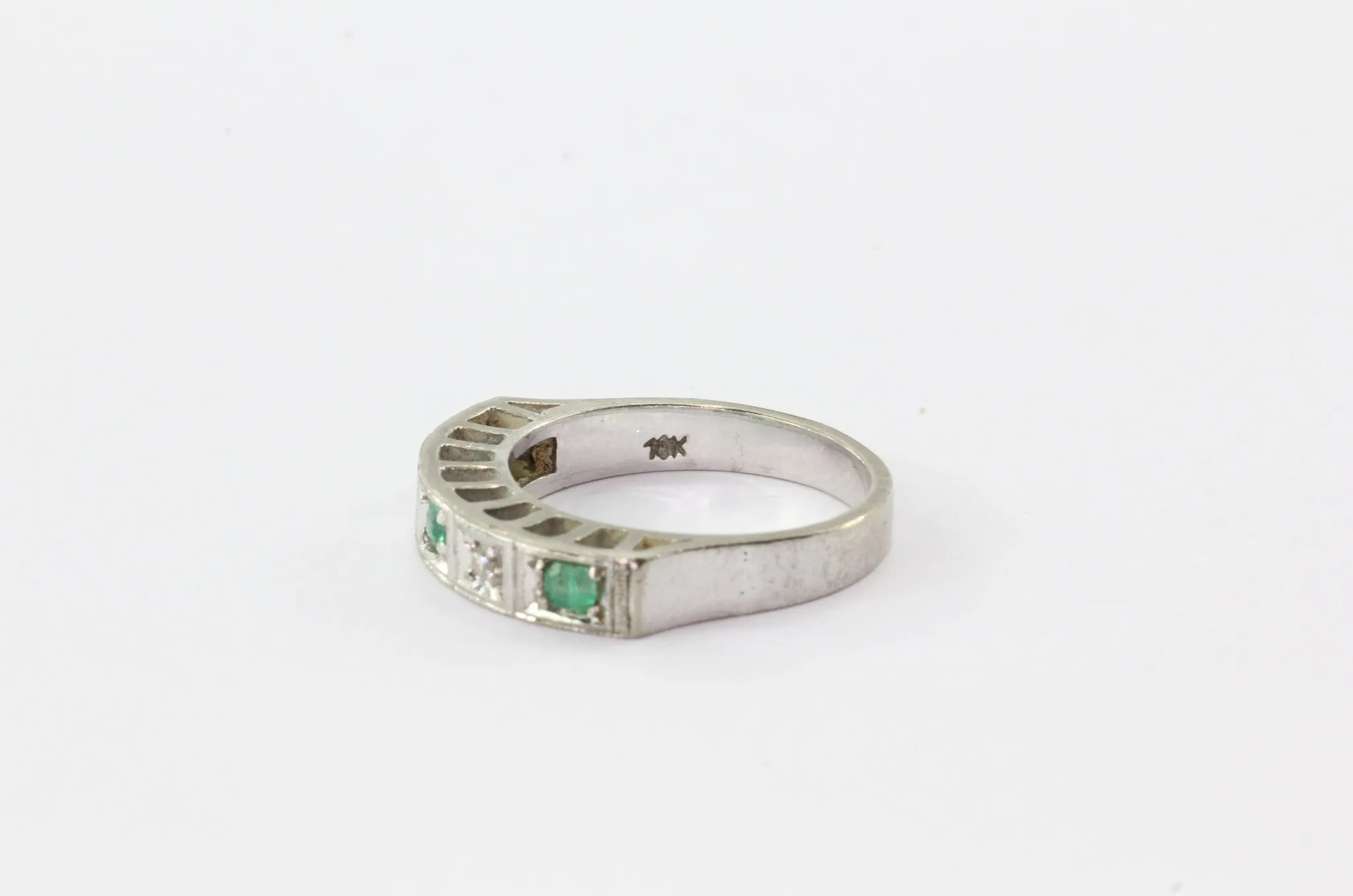 Art Deco Emerald Diamond 18K White Gold Cathedral Band Ring