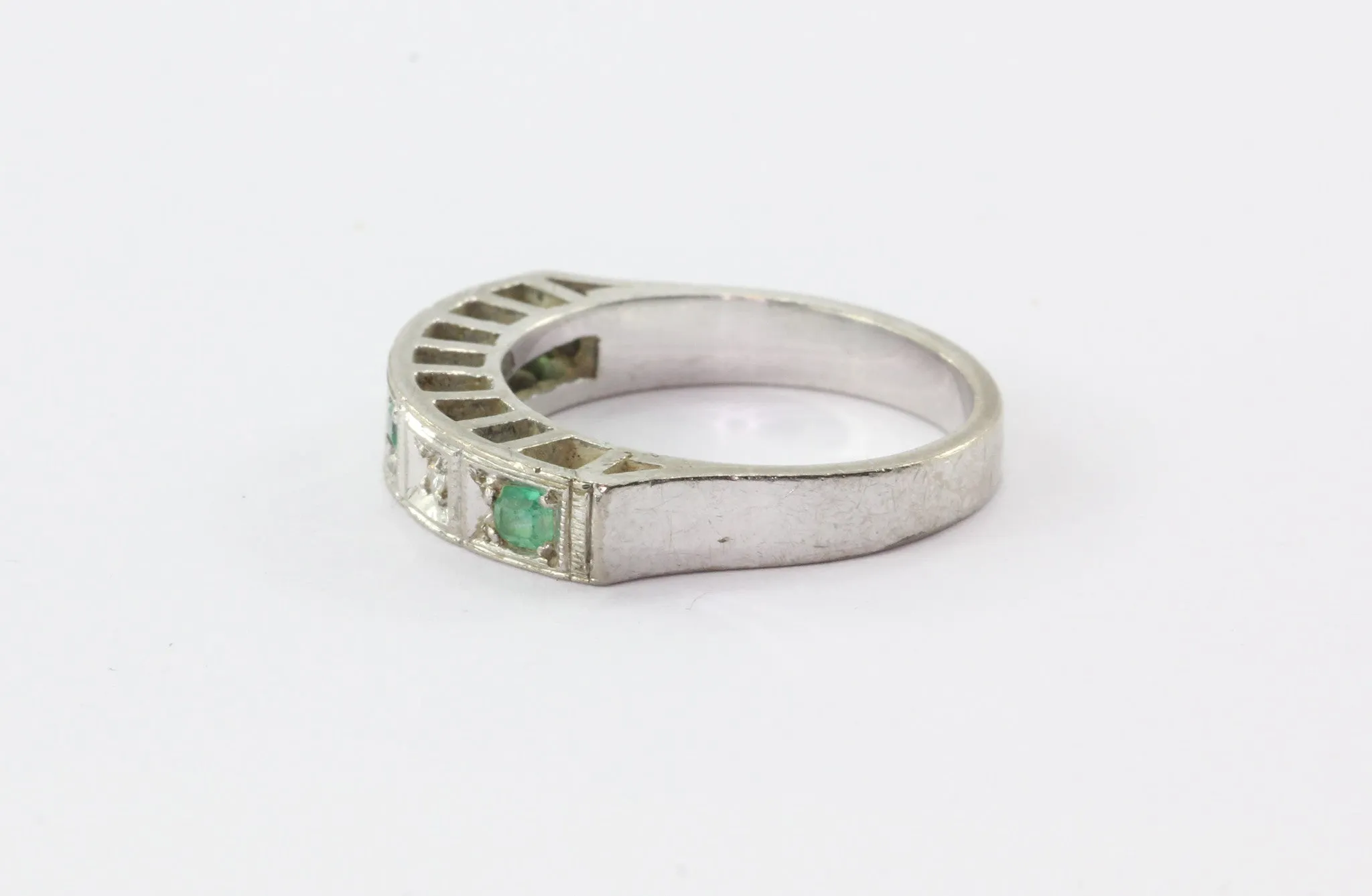 Art Deco Emerald Diamond 18K White Gold Cathedral Band Ring