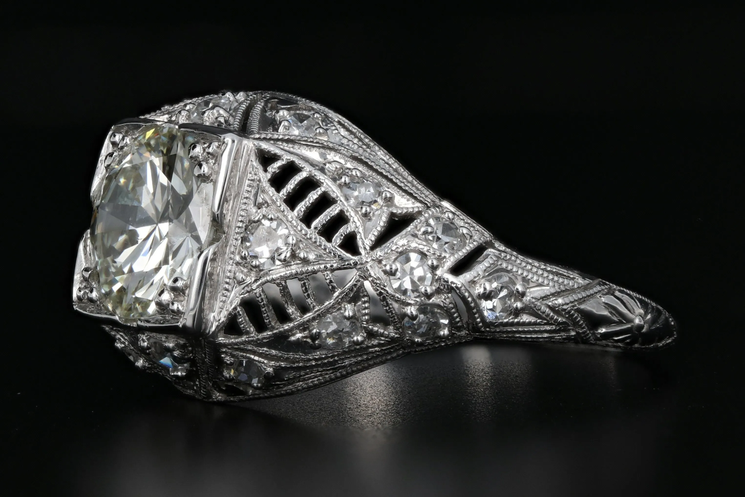 Art Deco Platinum 1.4 Carat Round Brilliant Cut Diamond Engagement Ring