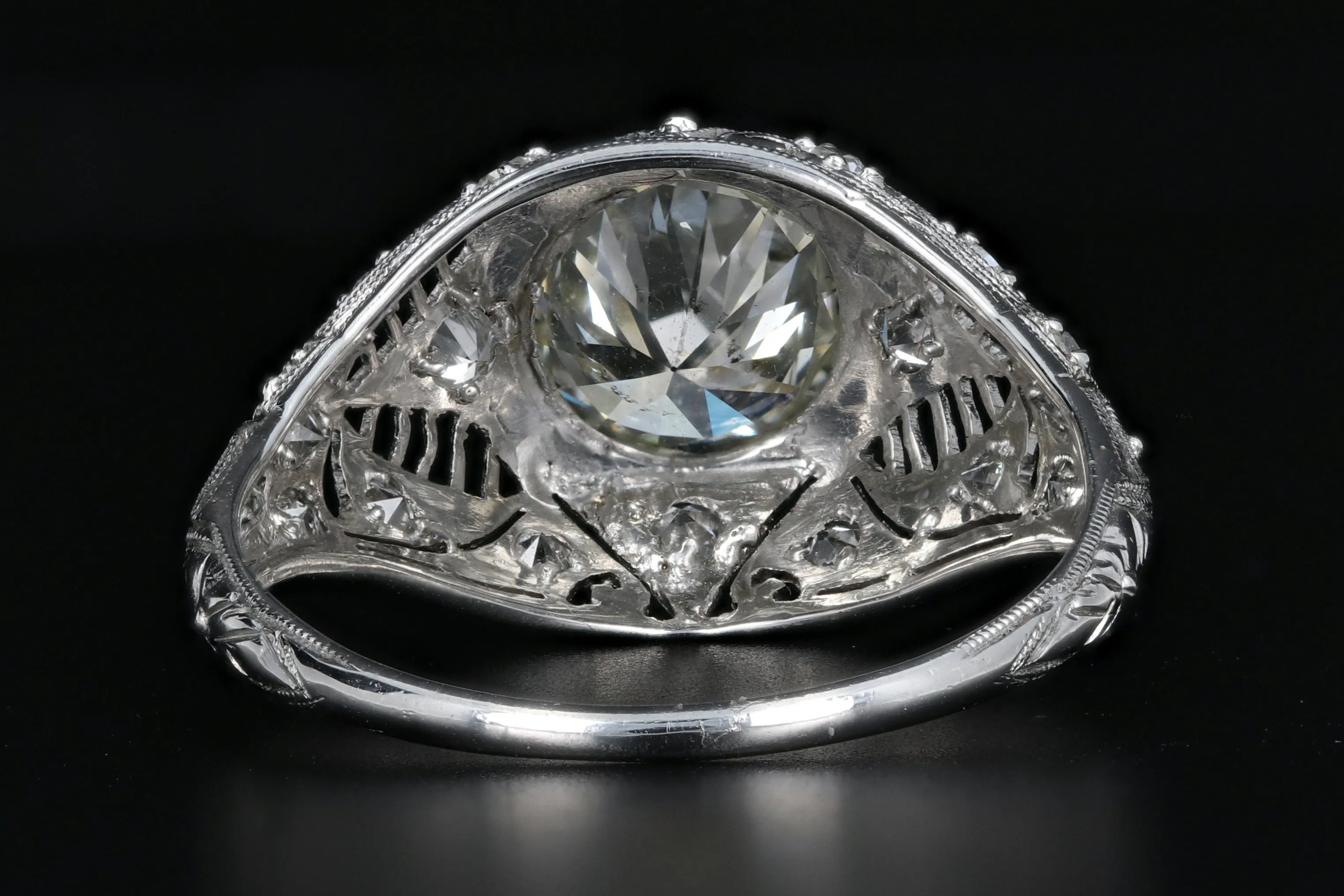 Art Deco Platinum 1.4 Carat Round Brilliant Cut Diamond Engagement Ring