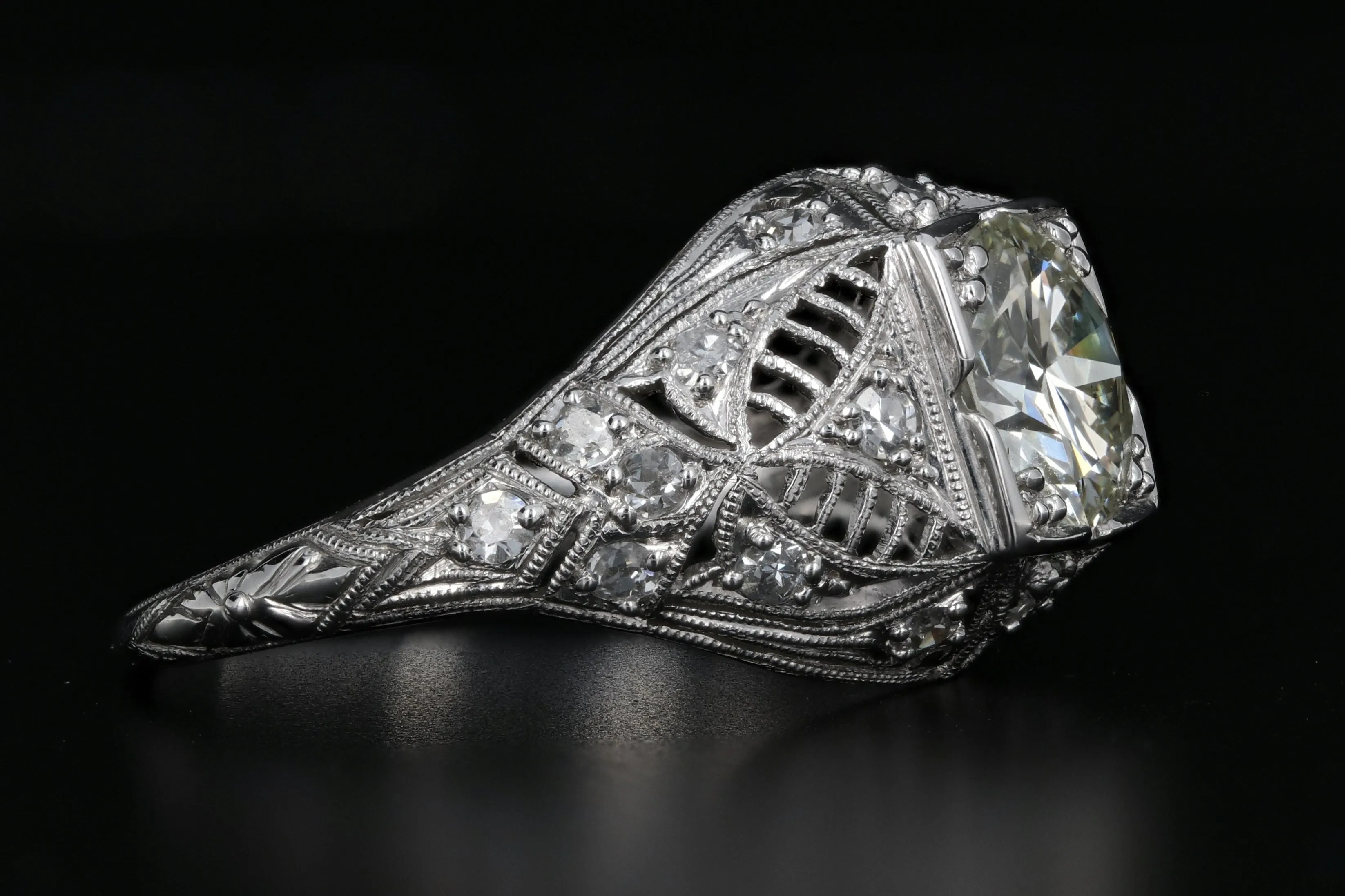 Art Deco Platinum 1.4 Carat Round Brilliant Cut Diamond Engagement Ring