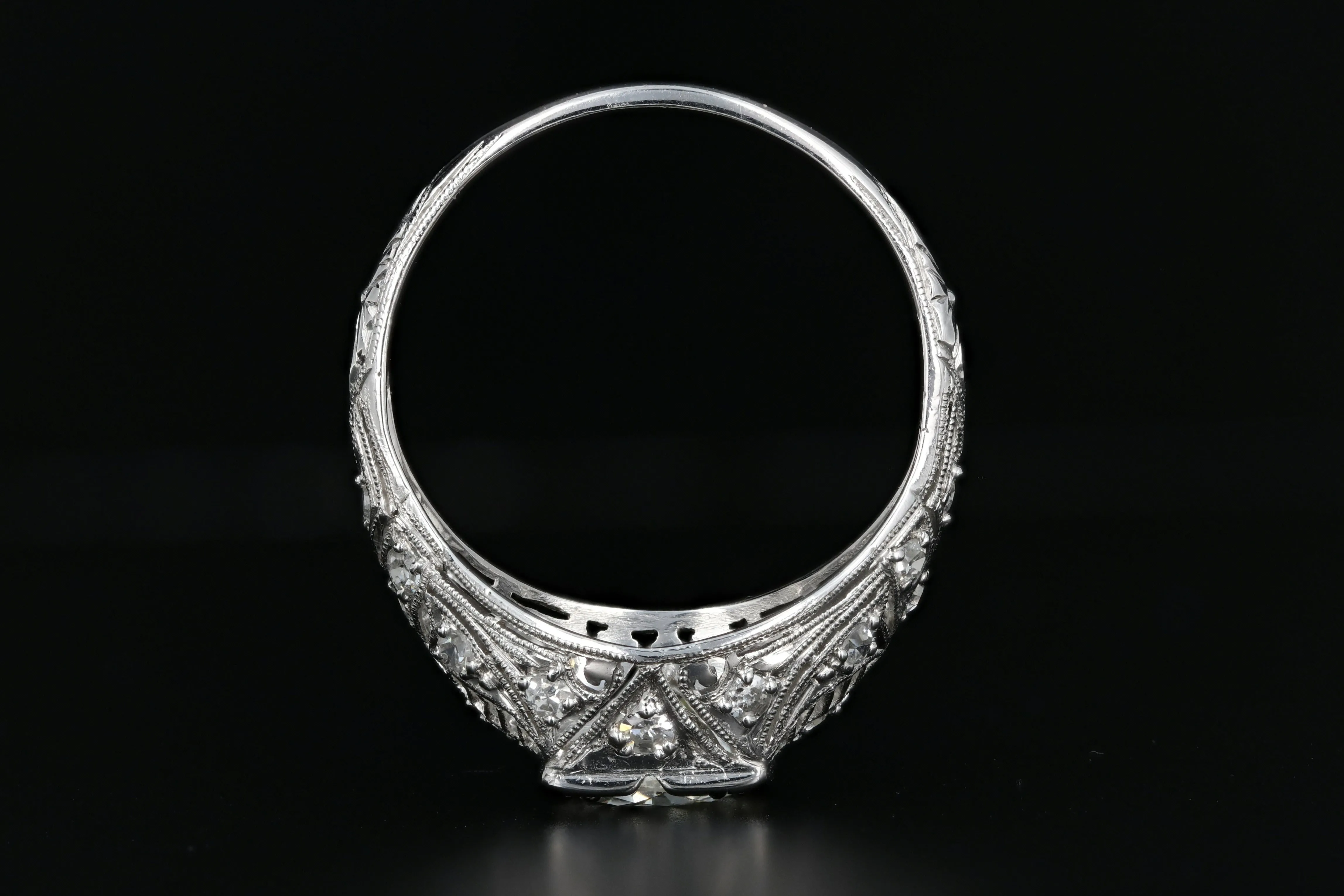 Art Deco Platinum 1.4 Carat Round Brilliant Cut Diamond Engagement Ring