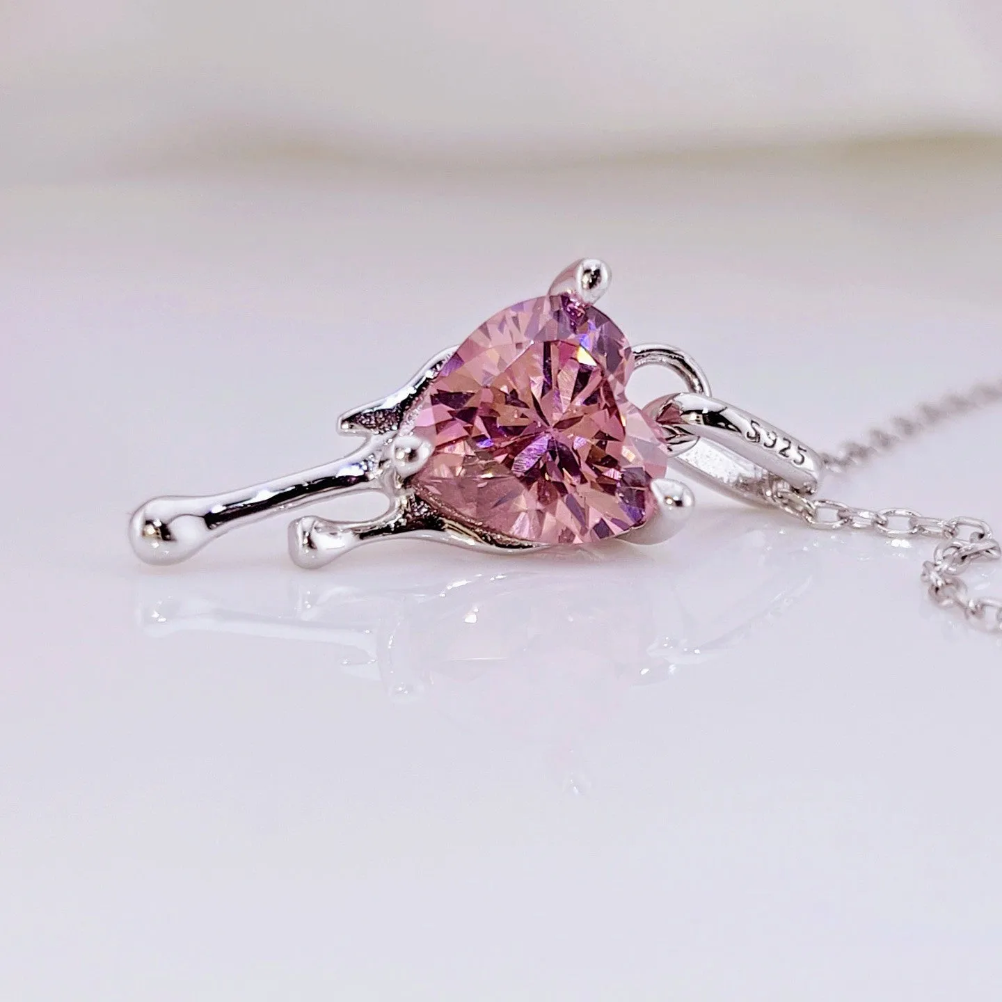 Heart-Shaped Diamond with Melting Design Necklace