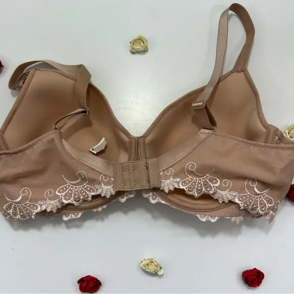 Lise Charmel Elegant Lace Trimmed Bra in Tan 38D NWOT