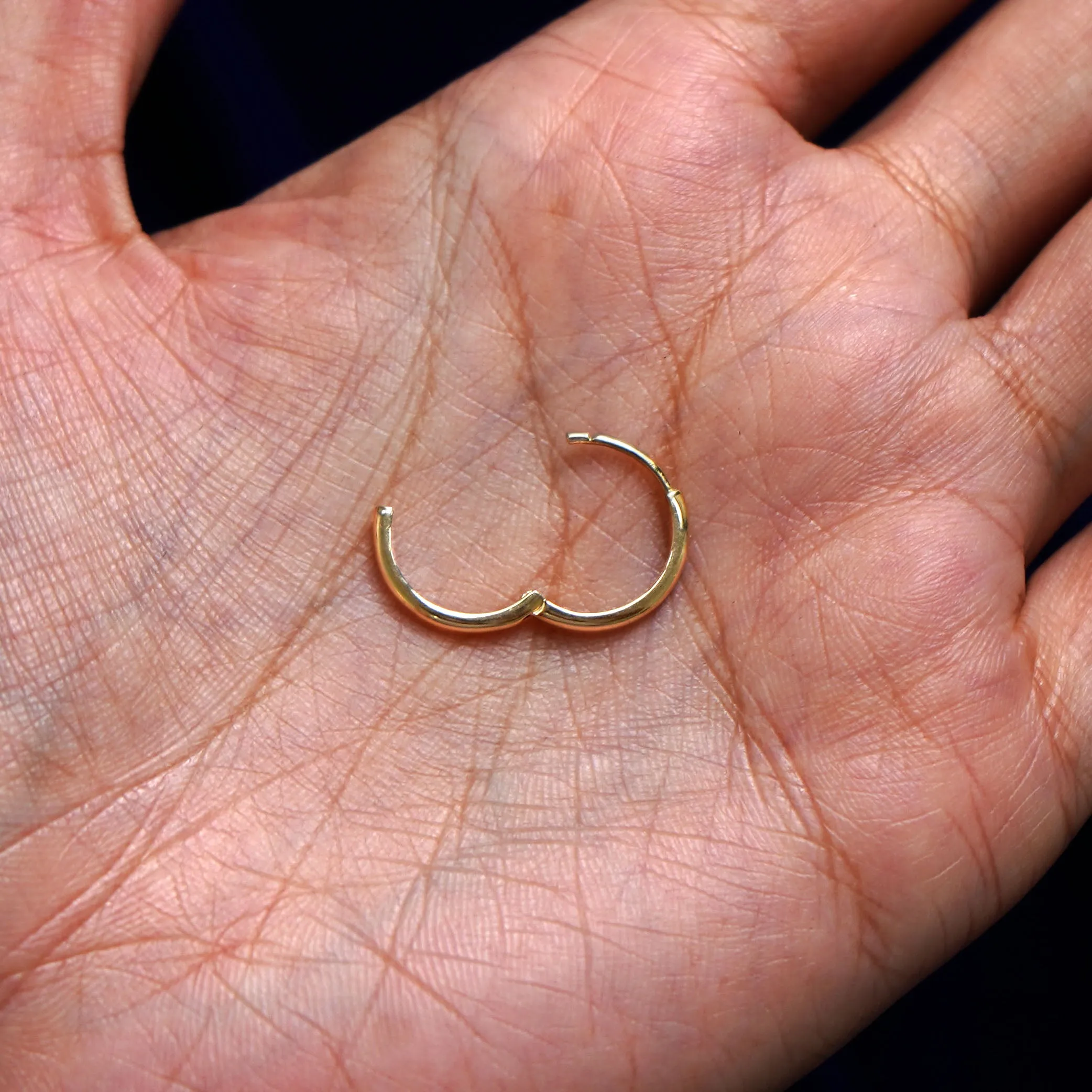 Medium Curvy Huggie Hoops