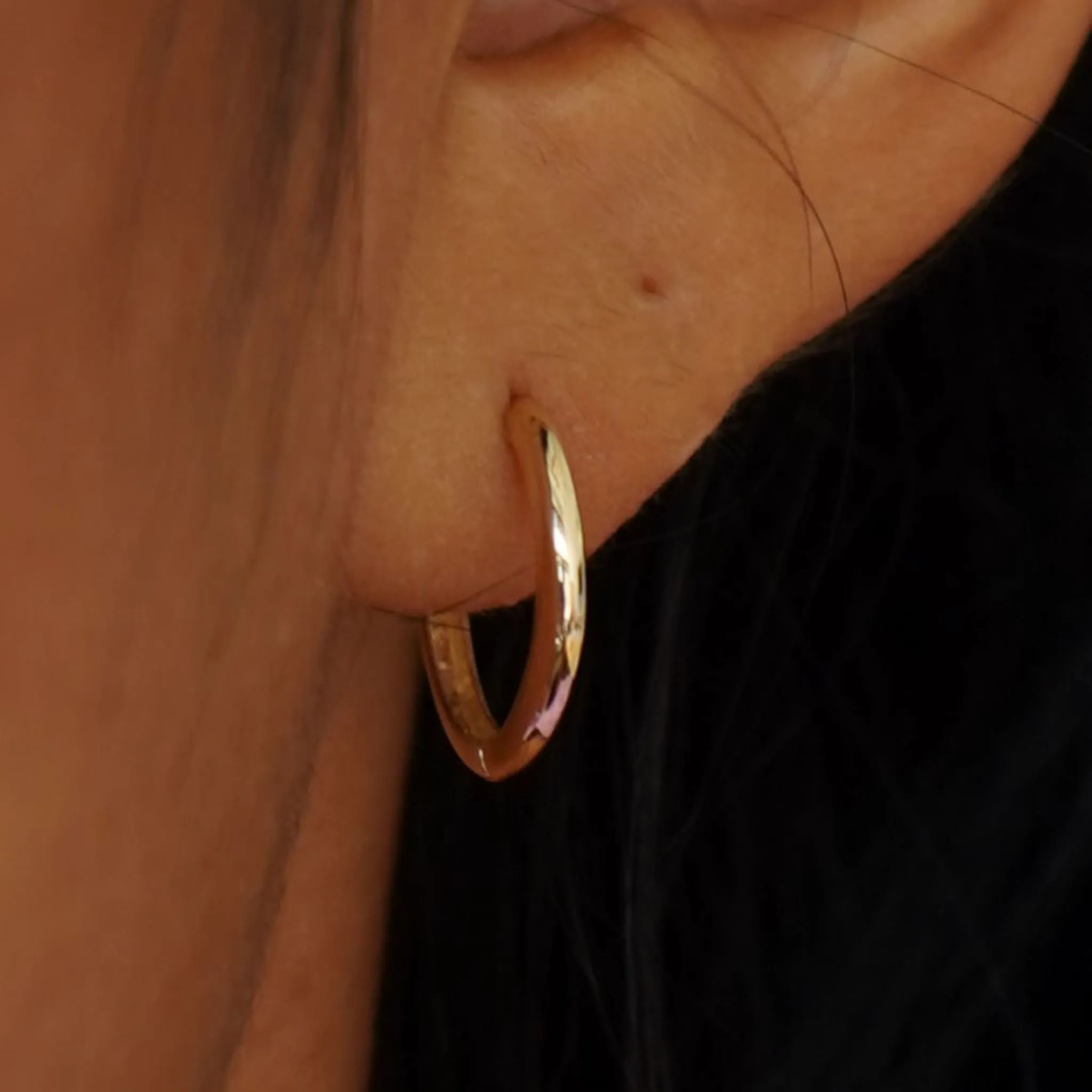 Medium Curvy Huggie Hoops