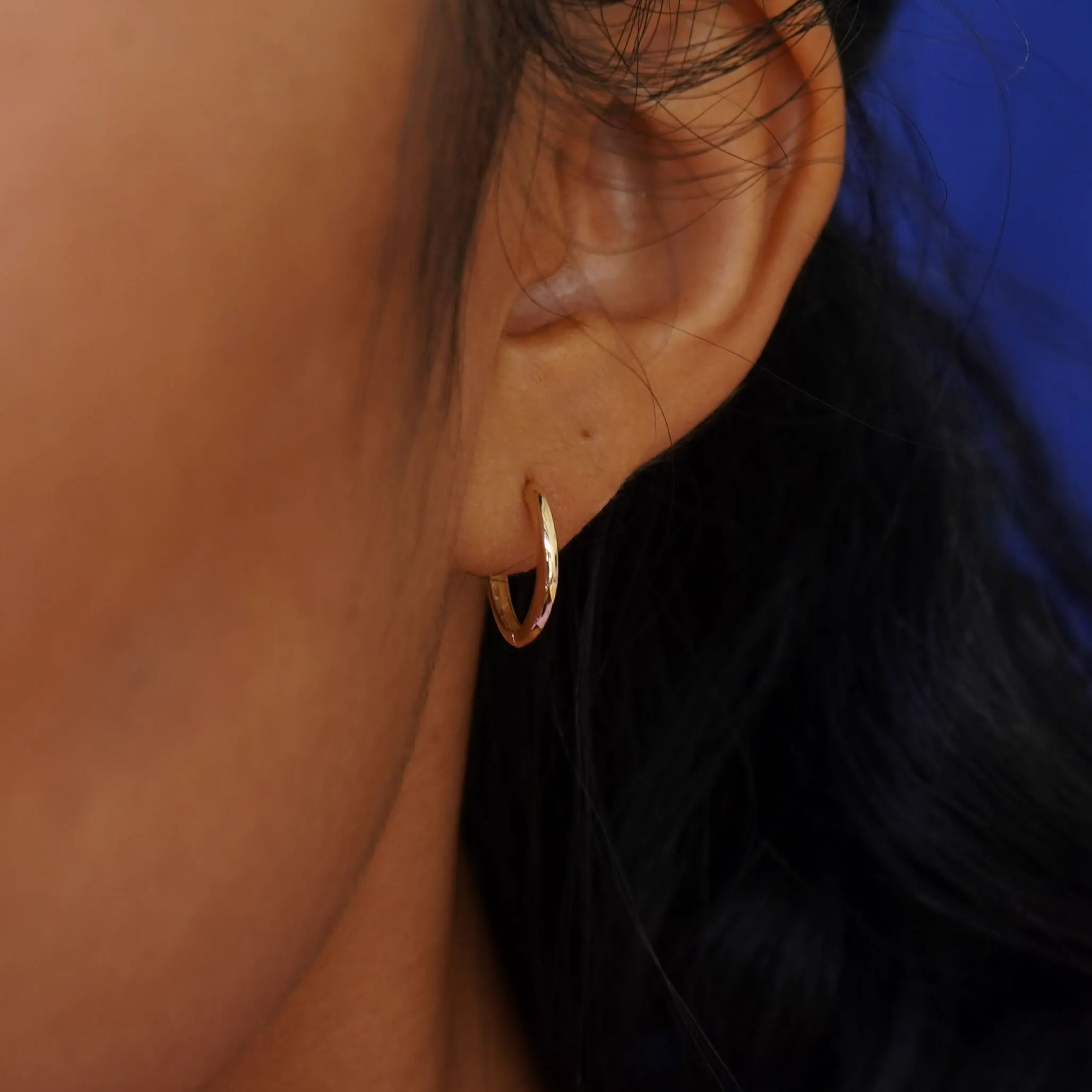 Medium Curvy Huggie Hoops