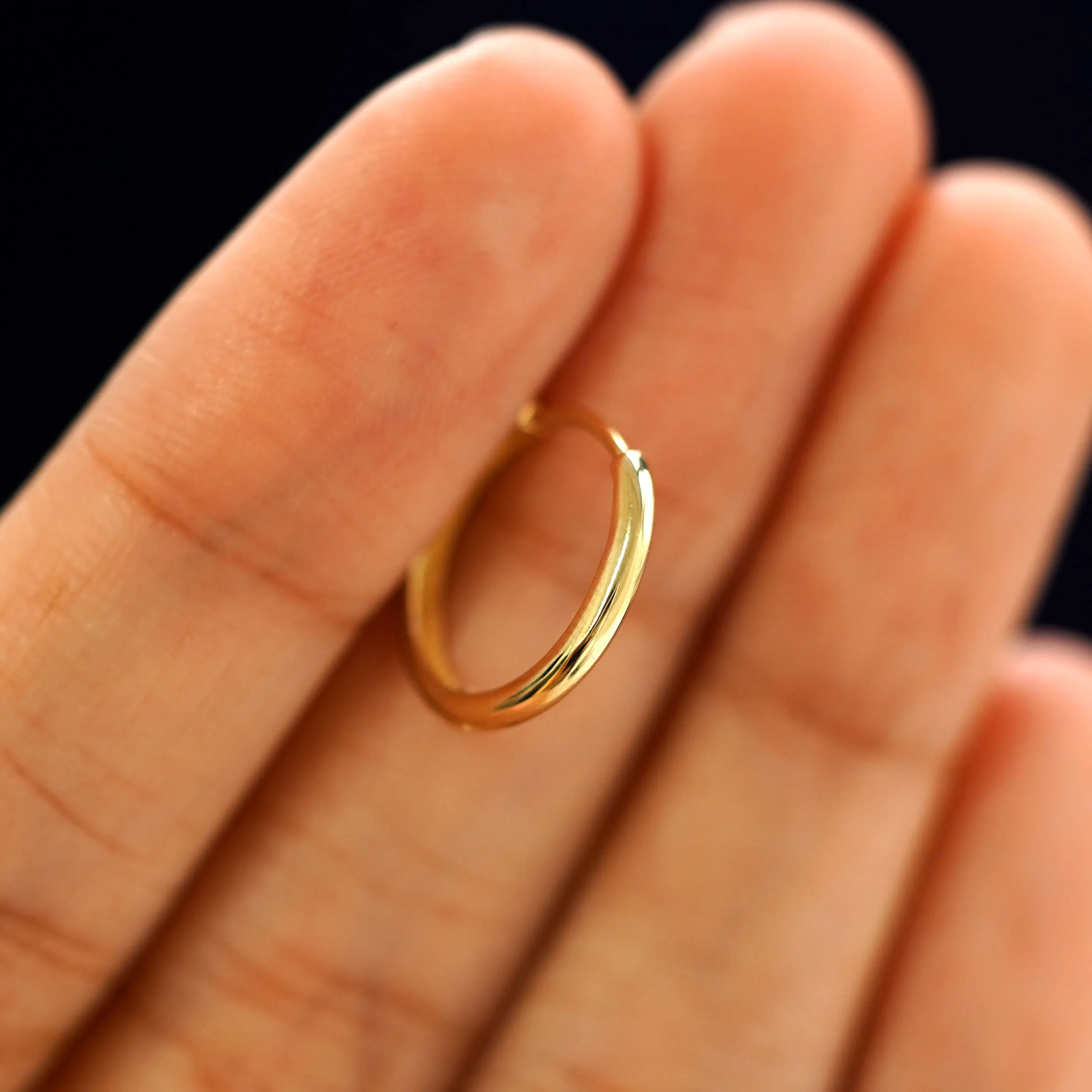 Medium Curvy Huggie Hoops
