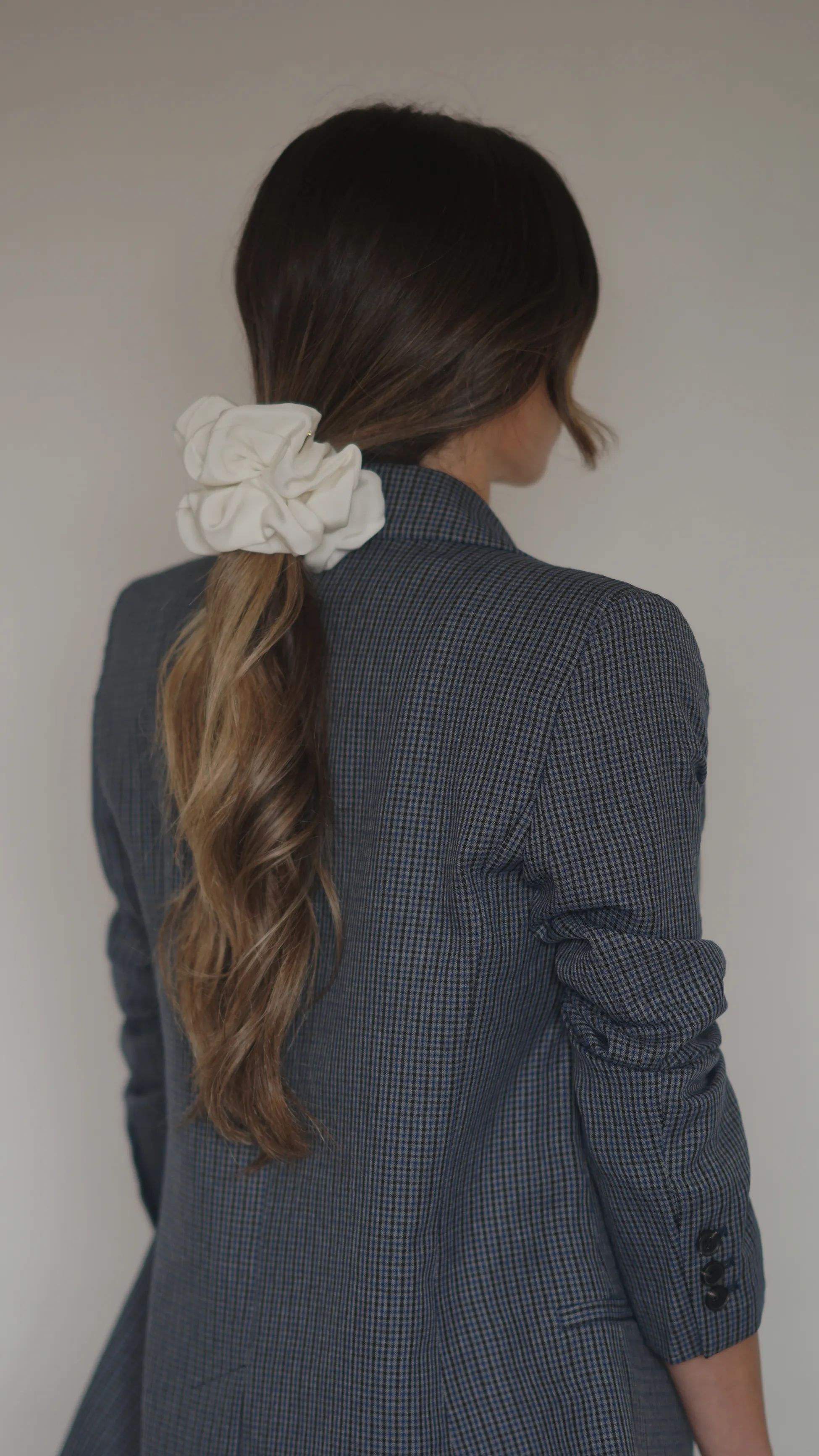 THE ALICE SCRUNCHIE MEDIUM - WHITE