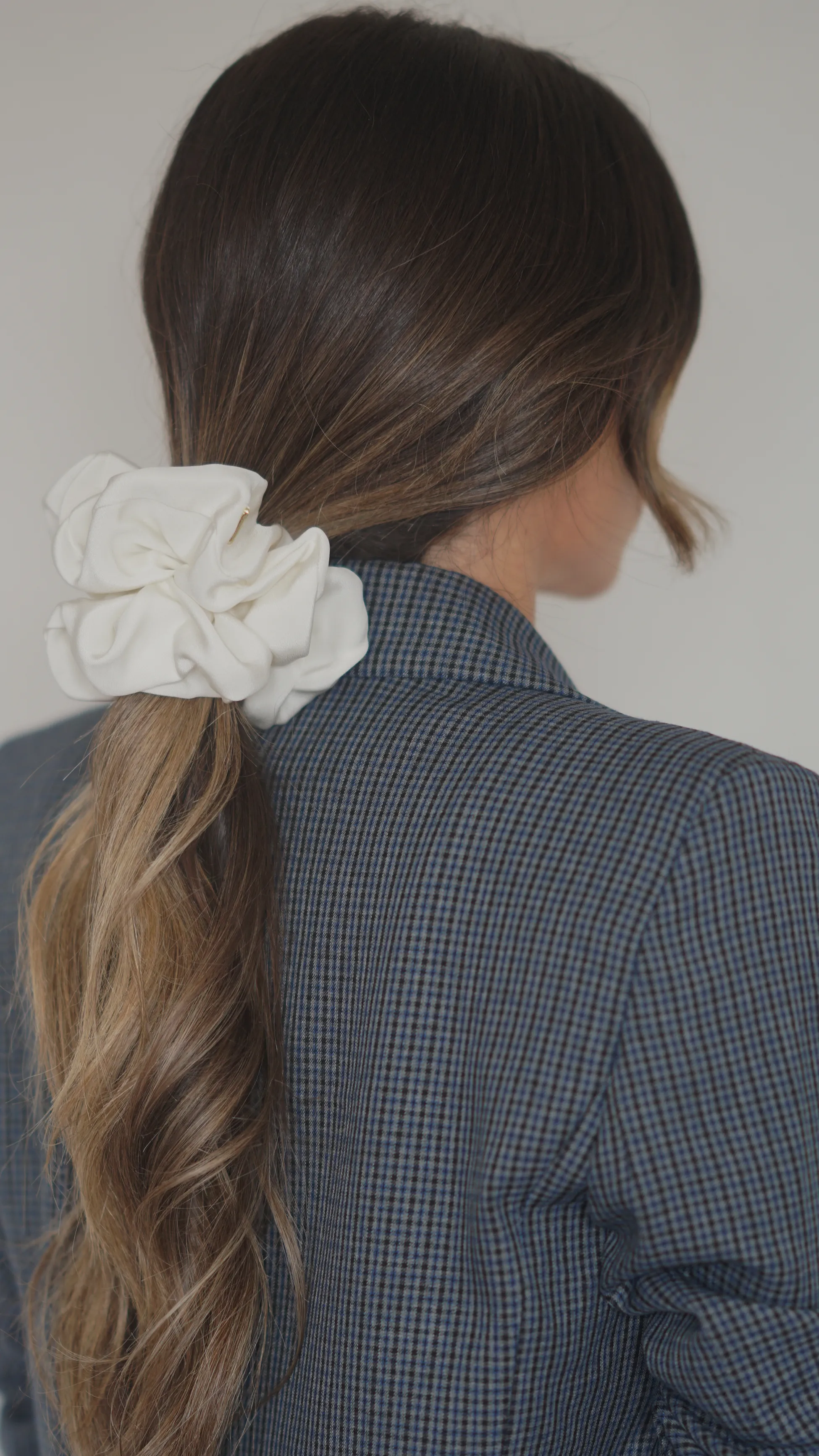 THE ALICE SCRUNCHIE MEDIUM - WHITE